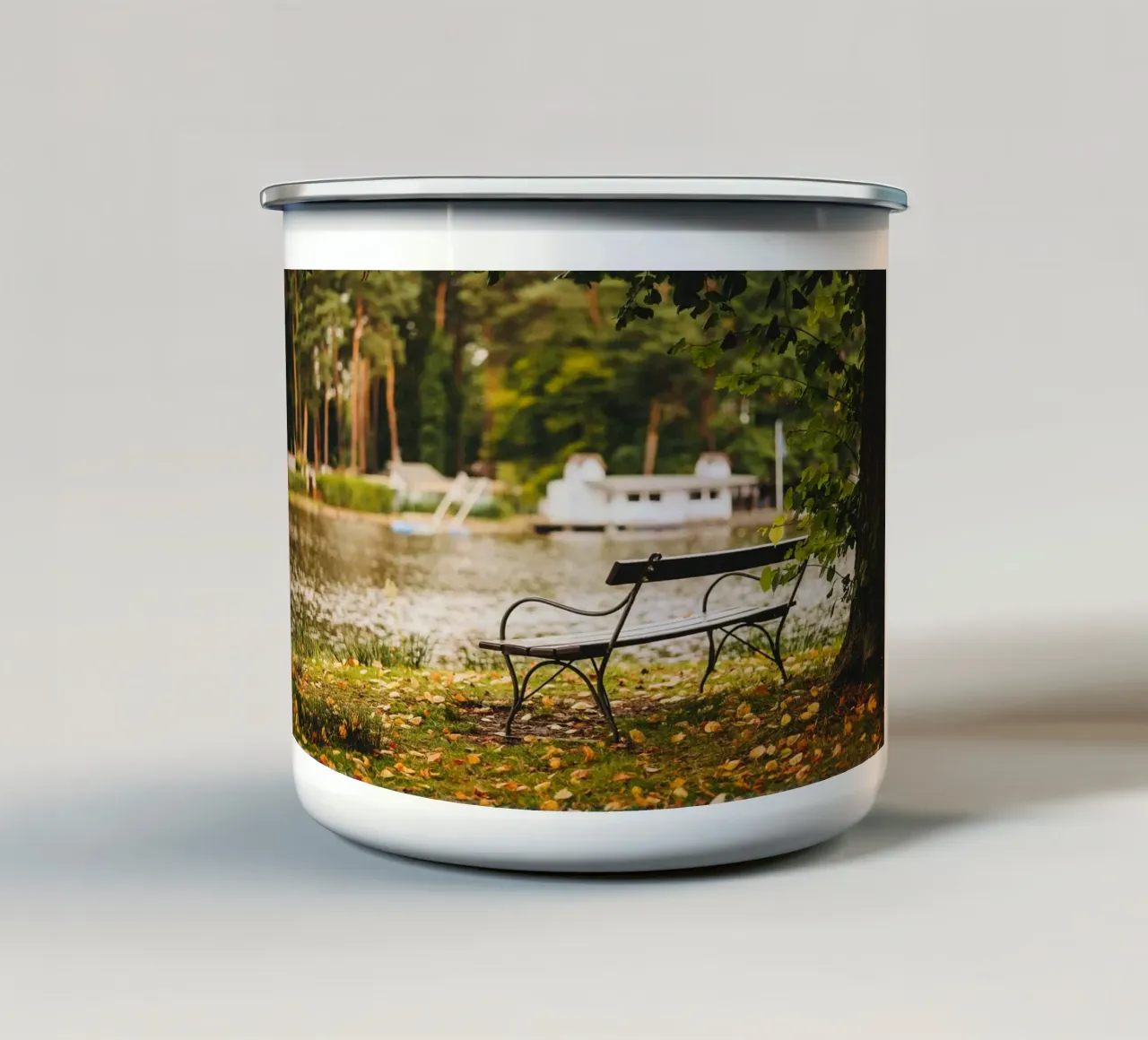 Banc dans un paysage automnal au bord d'un lac de forêt mug en émail de Bold and Retro