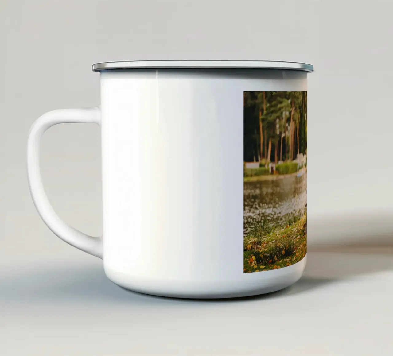 Banc dans un paysage automnal au bord d'un lac de forêt mug en émail de Bold and Retro