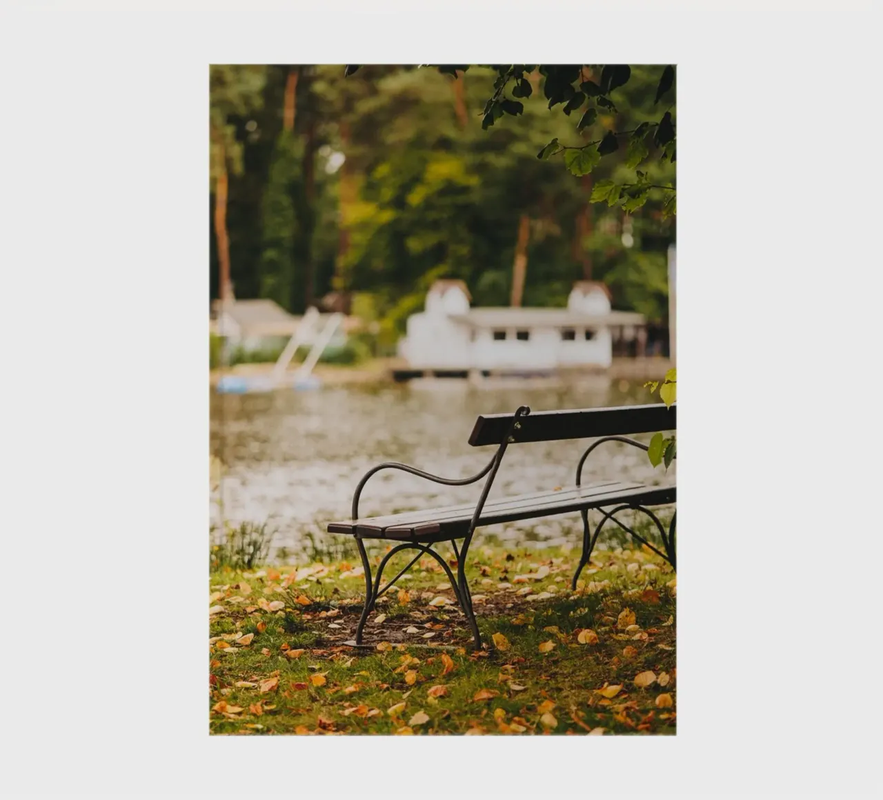 Banc dans un paysage automnal au bord d'un lac de forêt carnet de notes de Bold and Retro