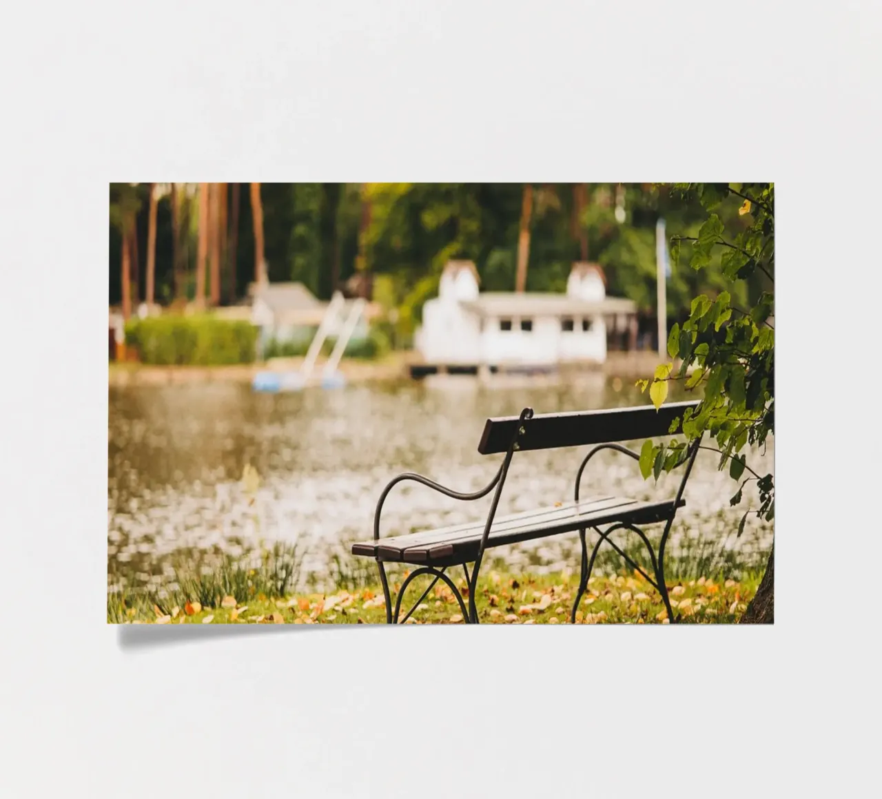 Banc dans un paysage automnal au bord d'un lac de forêt planche autocollant de Bold and Retro