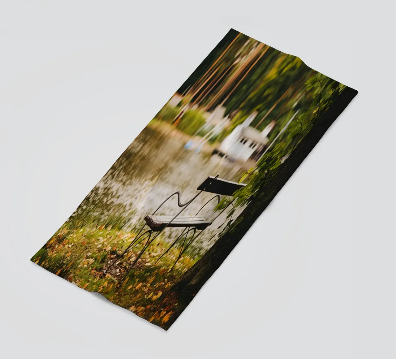 Banc dans un paysage automnal au bord d'un lac de forêt serviette de plage de Bold and Retro