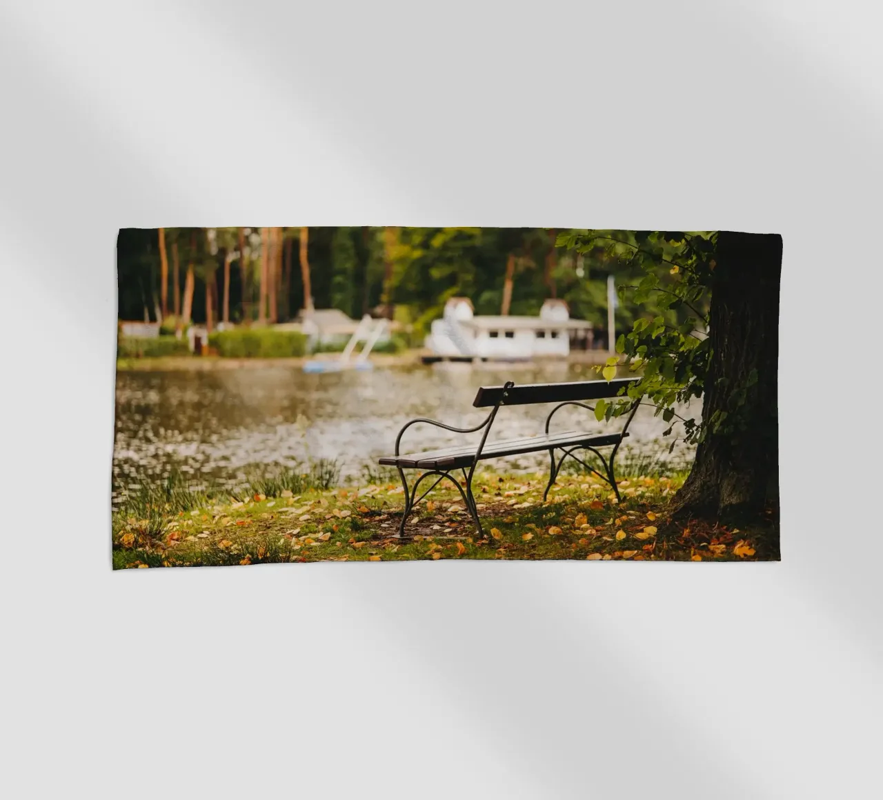 Banc dans un paysage automnal au bord d'un lac de forêt serviette de plage de Bold and Retro