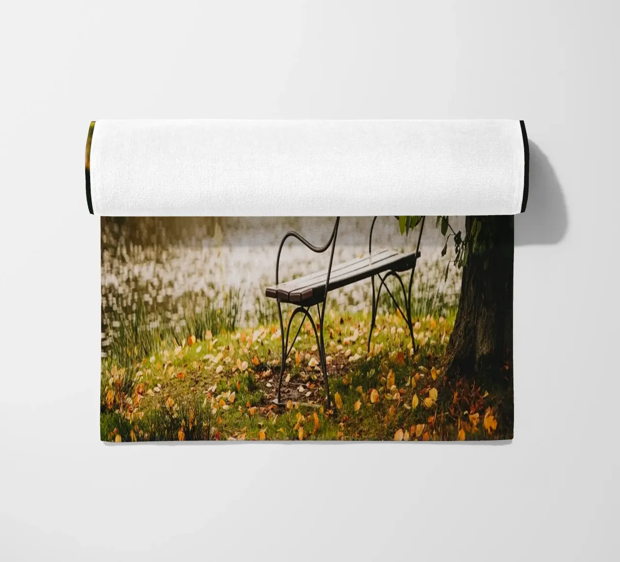 Banc dans un paysage automnal au bord d'un lac de forêt serviette de plage de Bold and Retro