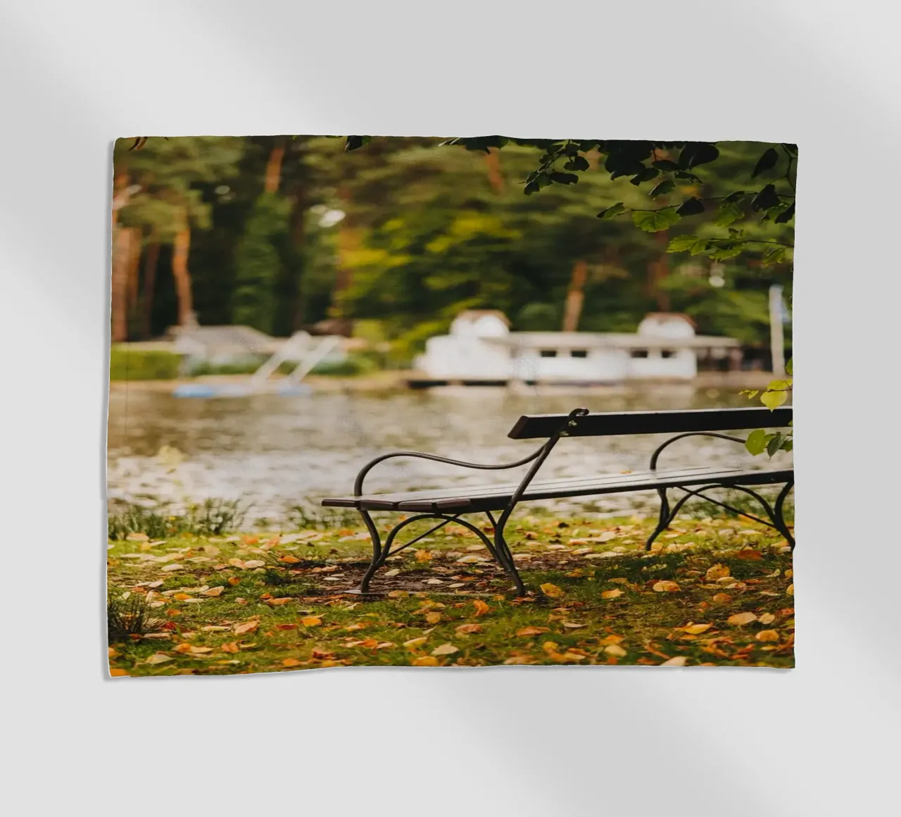 Banc dans un paysage automnal au bord d'un lac de forêt serviette de plage de Bold and Retro