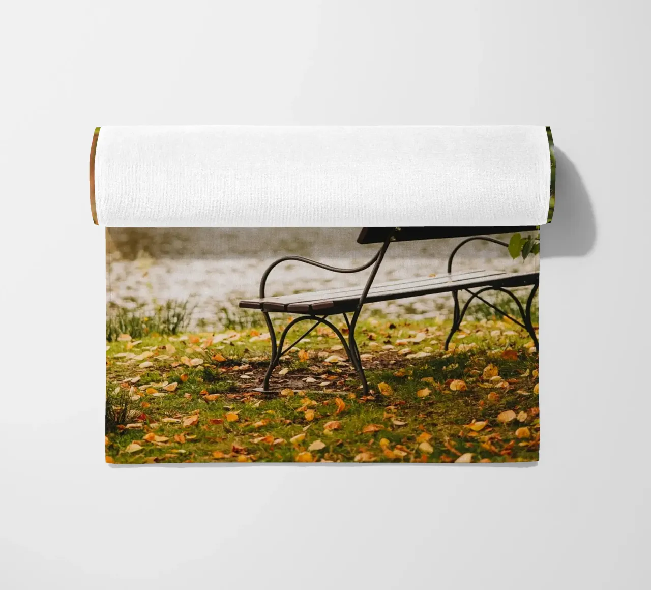 Banc dans un paysage automnal au bord d'un lac de forêt serviette de plage de Bold and Retro