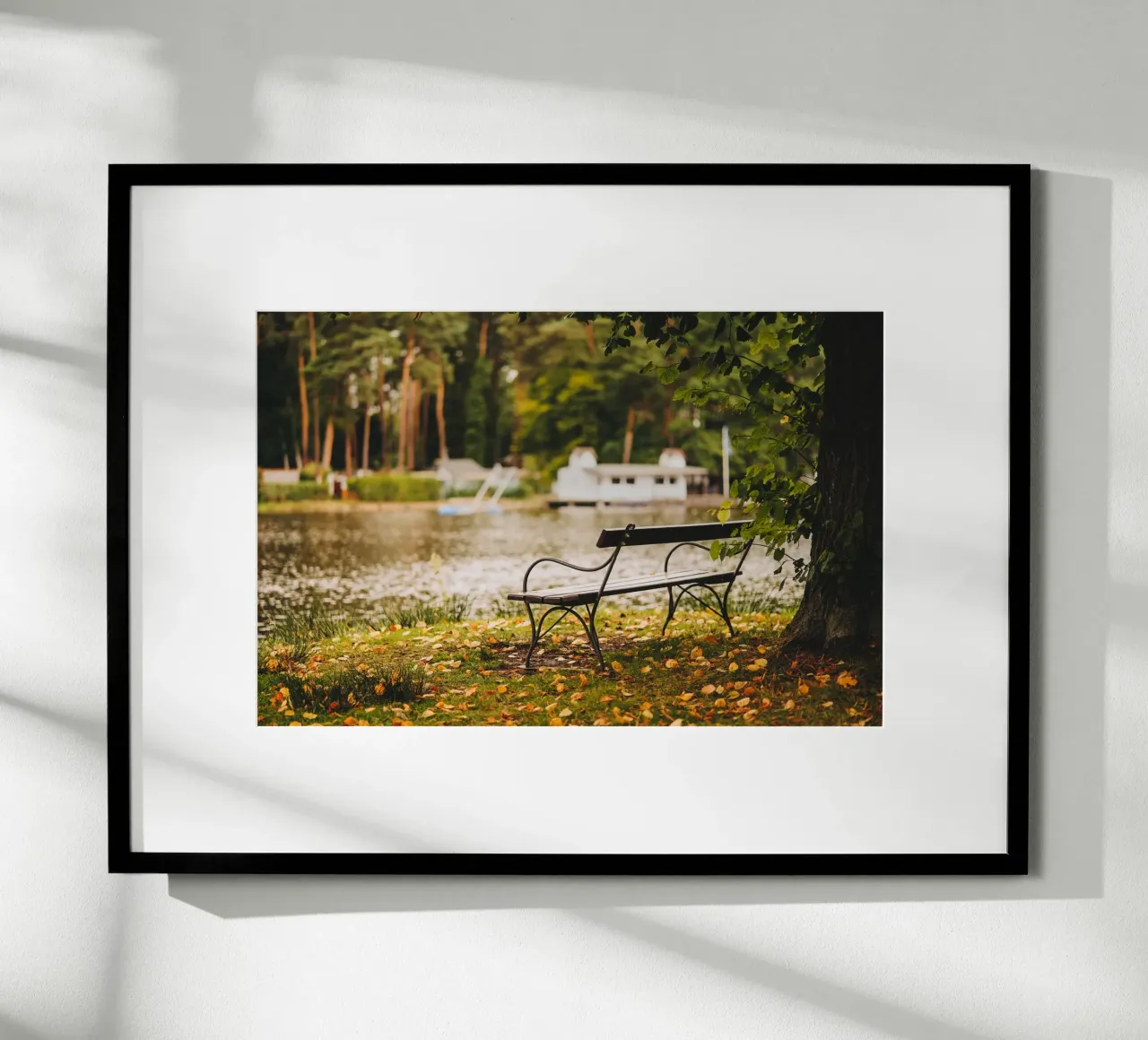 Banc dans un paysage automnal au bord d'un lac de forêt hahnemühle de Bold and Retro