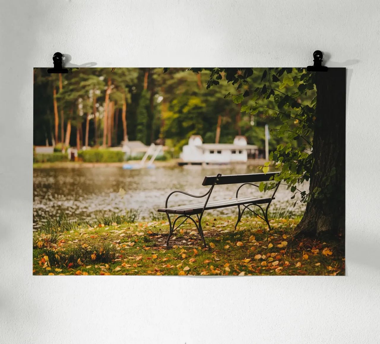 Banc dans un paysage automnal au bord d'un lac de forêt hahnemühle de Bold and Retro