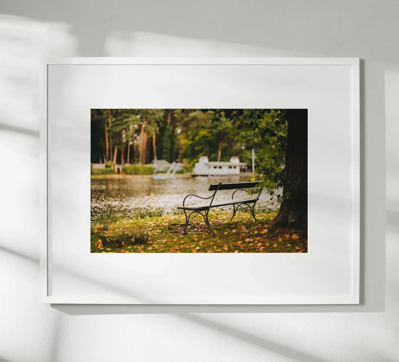 Banc dans un paysage automnal au bord d'un lac de forêt hahnemühle de Bold and Retro