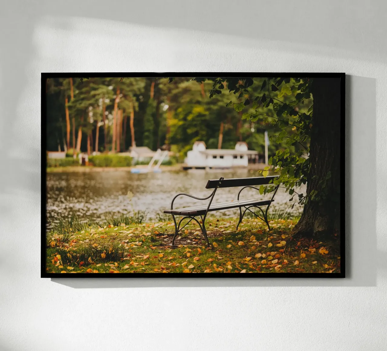 Banc dans un paysage automnal au bord d'un lac de forêt hahnemühle de Bold and Retro