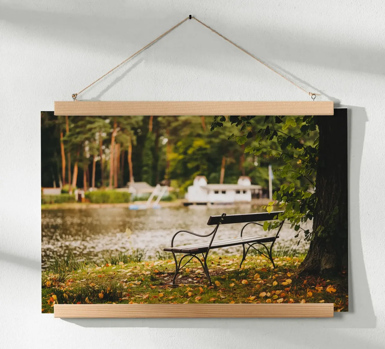 Banc dans un paysage automnal au bord d'un lac de forêt hahnemühle de Bold and Retro