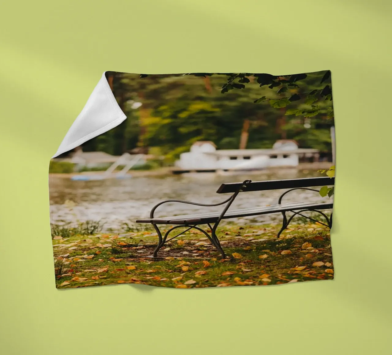 Banc dans un paysage automnal au bord d'un lac de forêt plaid polaire de Bold and Retro