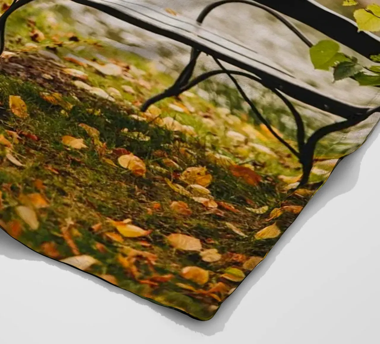 Panchina sul lago in autunno coperta in pile da Bold and Retro