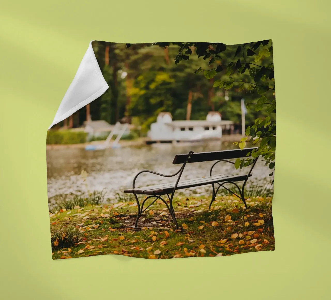 Banc dans un paysage automnal au bord d'un lac de forêt plaid polaire de Bold and Retro