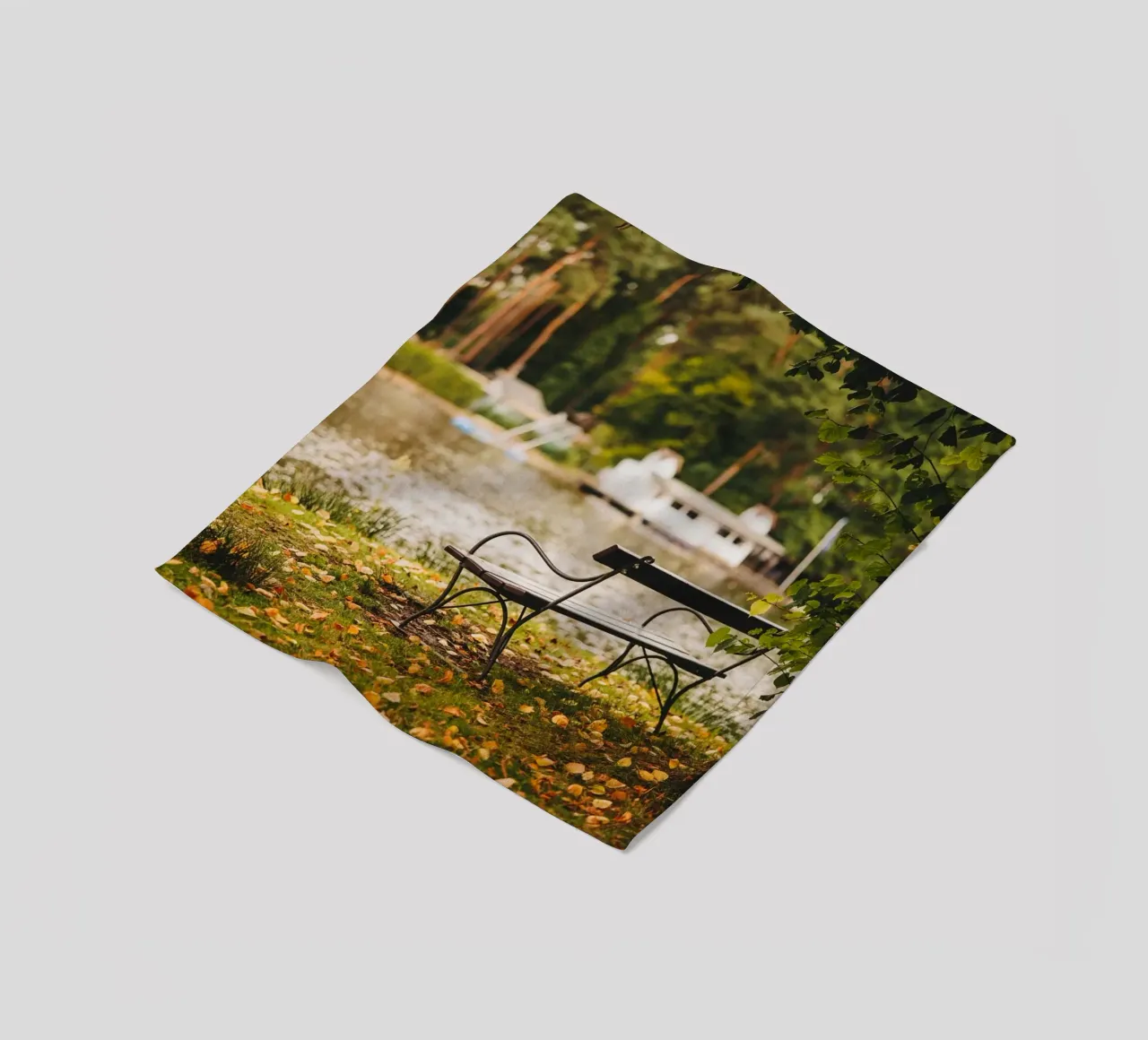 Banc dans un paysage automnal au bord d'un lac de forêt plaid polaire de Bold and Retro