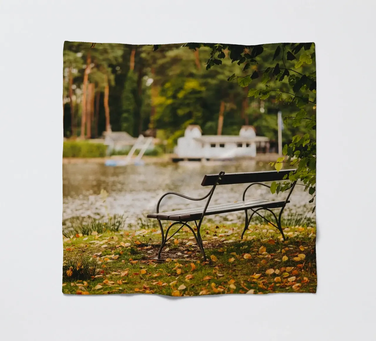 Banc dans un paysage automnal au bord d'un lac de forêt plaid polaire de Bold and Retro