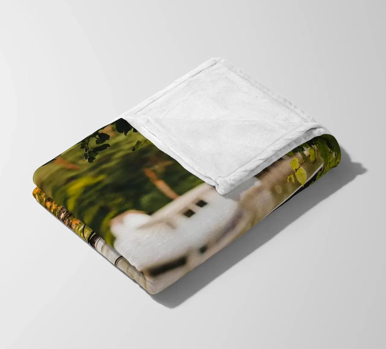 Panchina sul lago in autunno coperta in pile da Bold and Retro