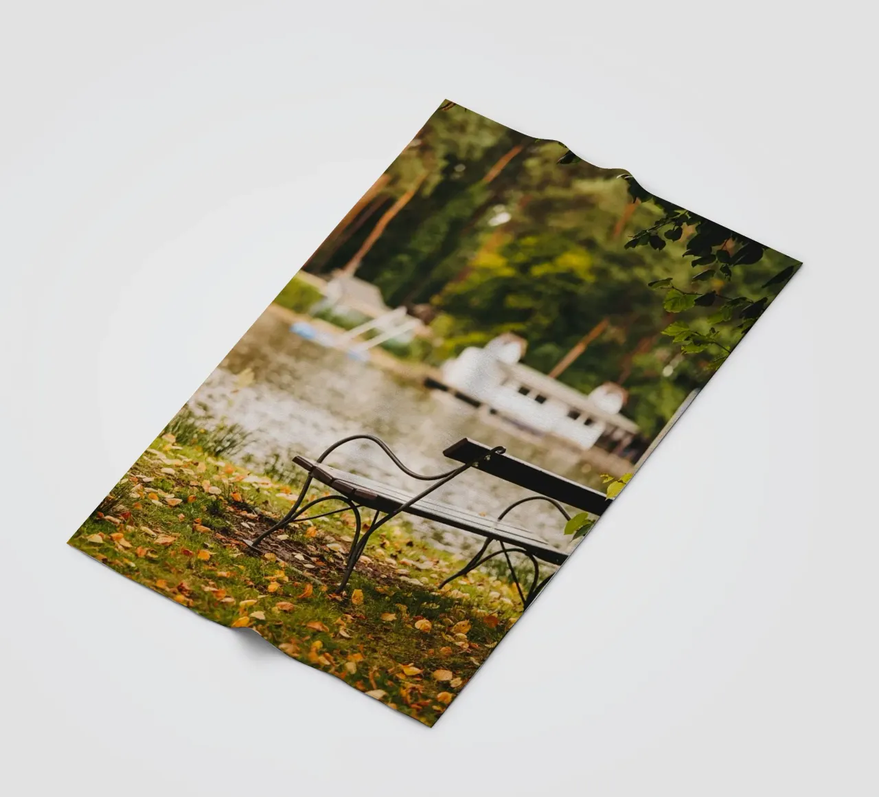 Banc dans un paysage automnal au bord d'un lac de forêt plaid polaire de Bold and Retro