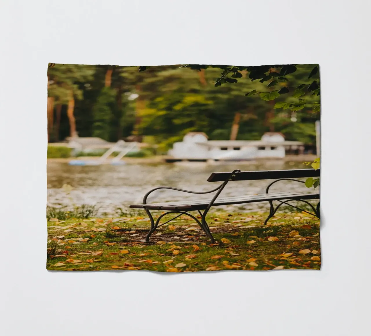 Banc dans un paysage automnal au bord d'un lac de forêt plaid polaire de Bold and Retro