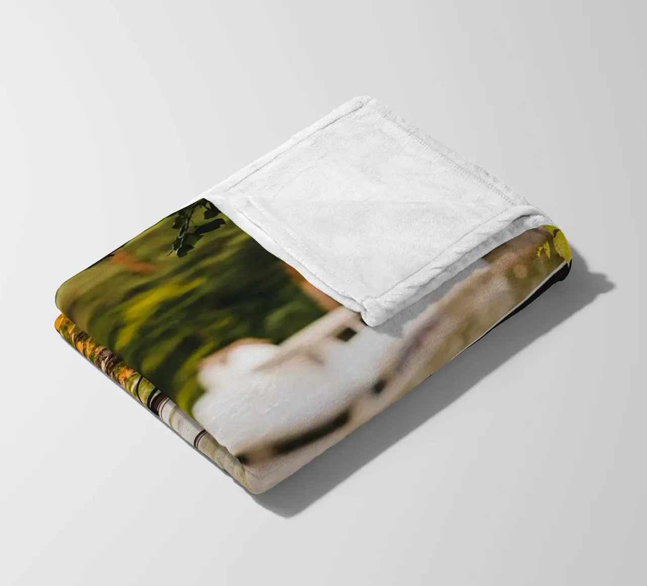 Panchina sul lago in autunno coperta in pile da Bold and Retro