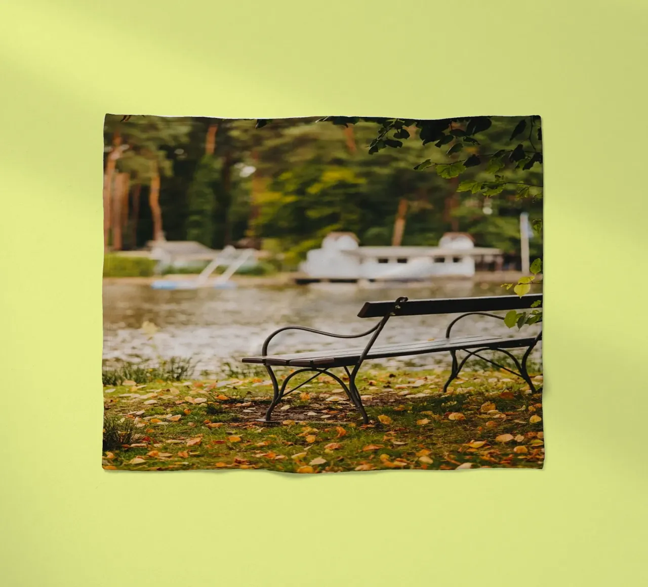 Banc dans un paysage automnal au bord d'un lac de forêt plaid polaire de Bold and Retro