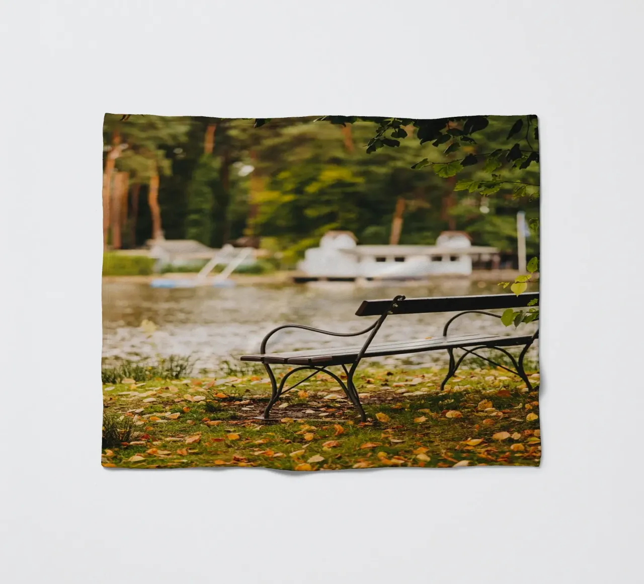 Banc dans un paysage automnal au bord d'un lac de forêt plaid polaire de Bold and Retro