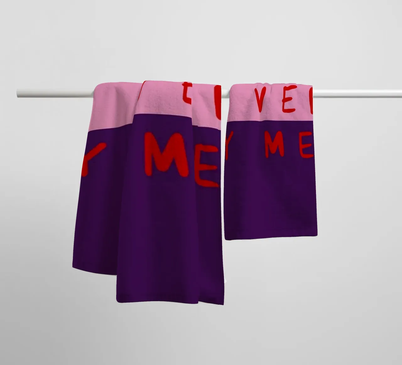 So very Merry Color Block Pink Lila asciugamano da bagno da Sophie Augustin Illustration