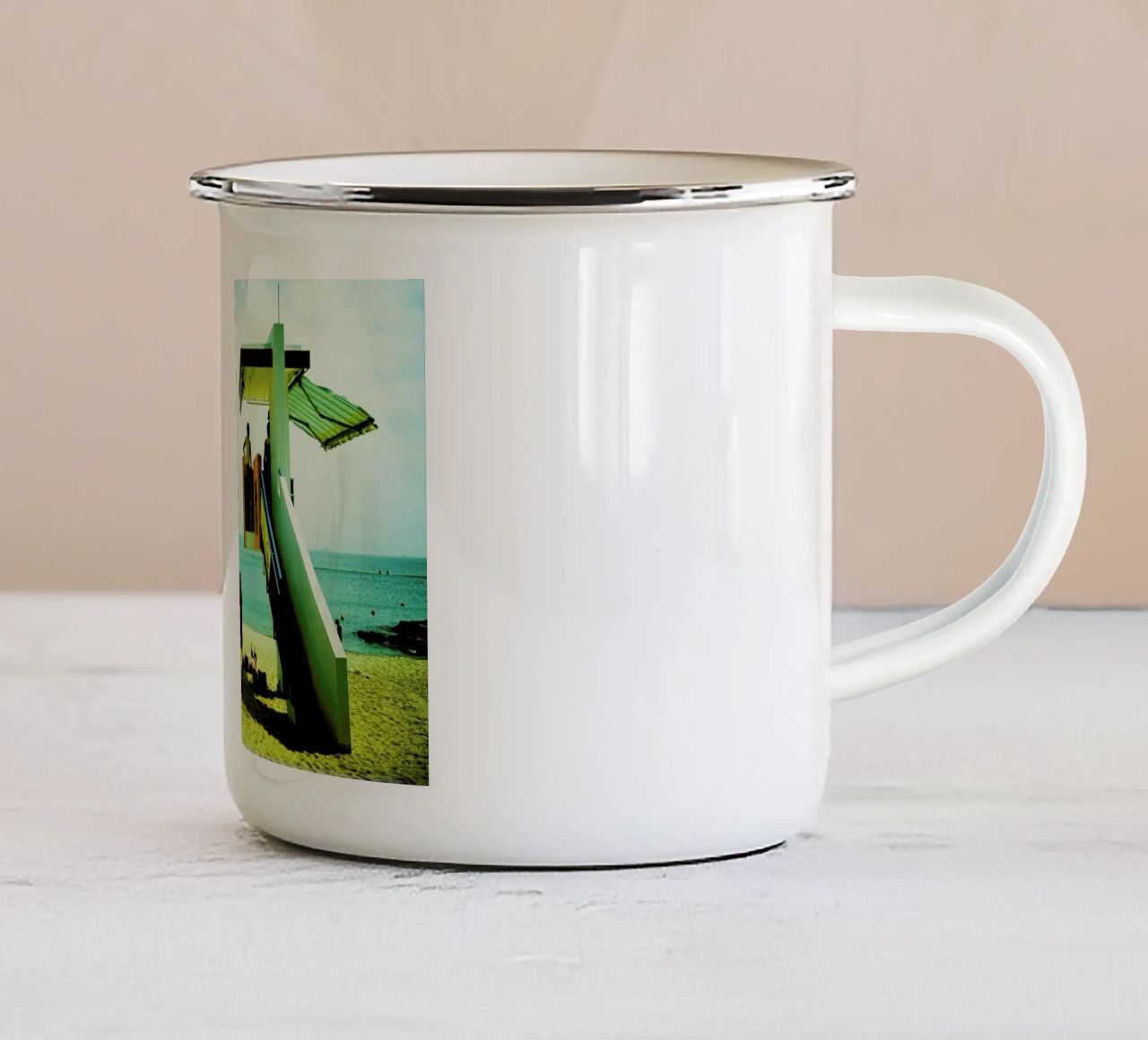 Lamma Island tazza in smalto da BLAEK Design Studio