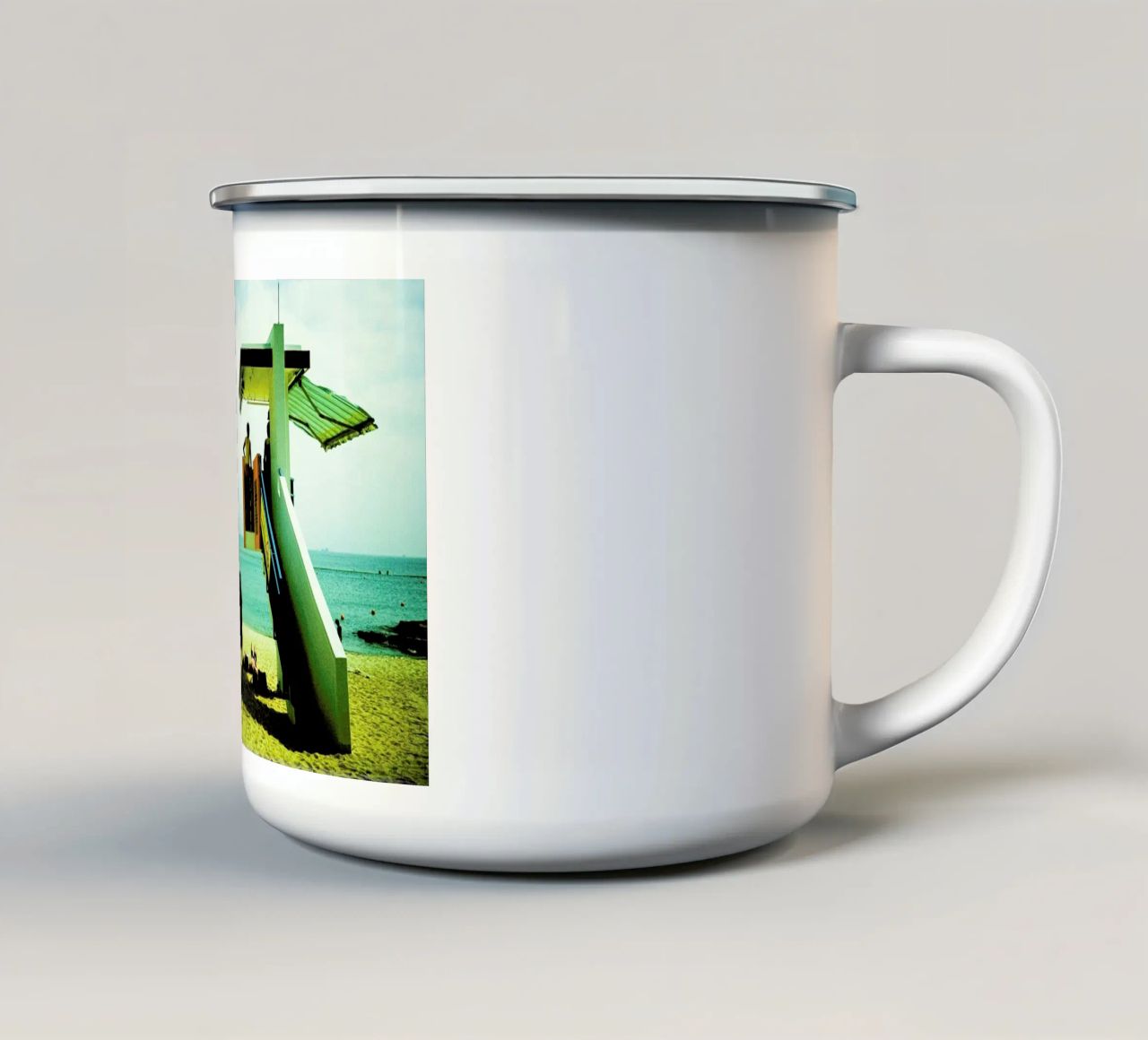 Lamma Island tazza in smalto da BLAEK Design Studio