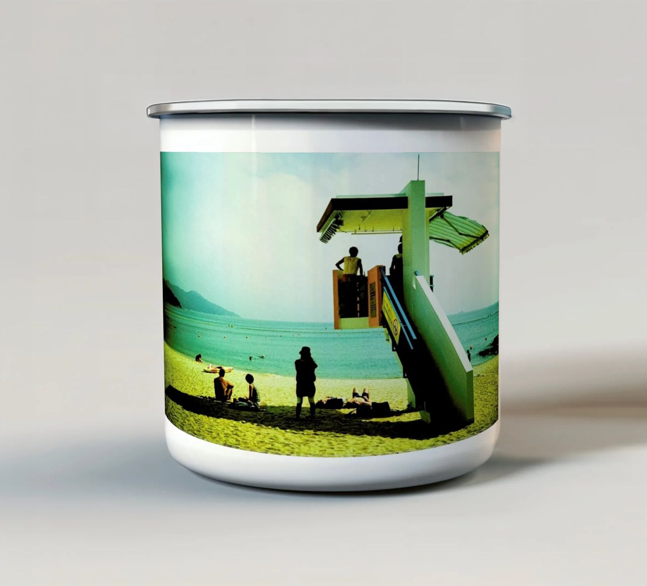Lamma Island tazza in smalto da BLAEK Design Studio