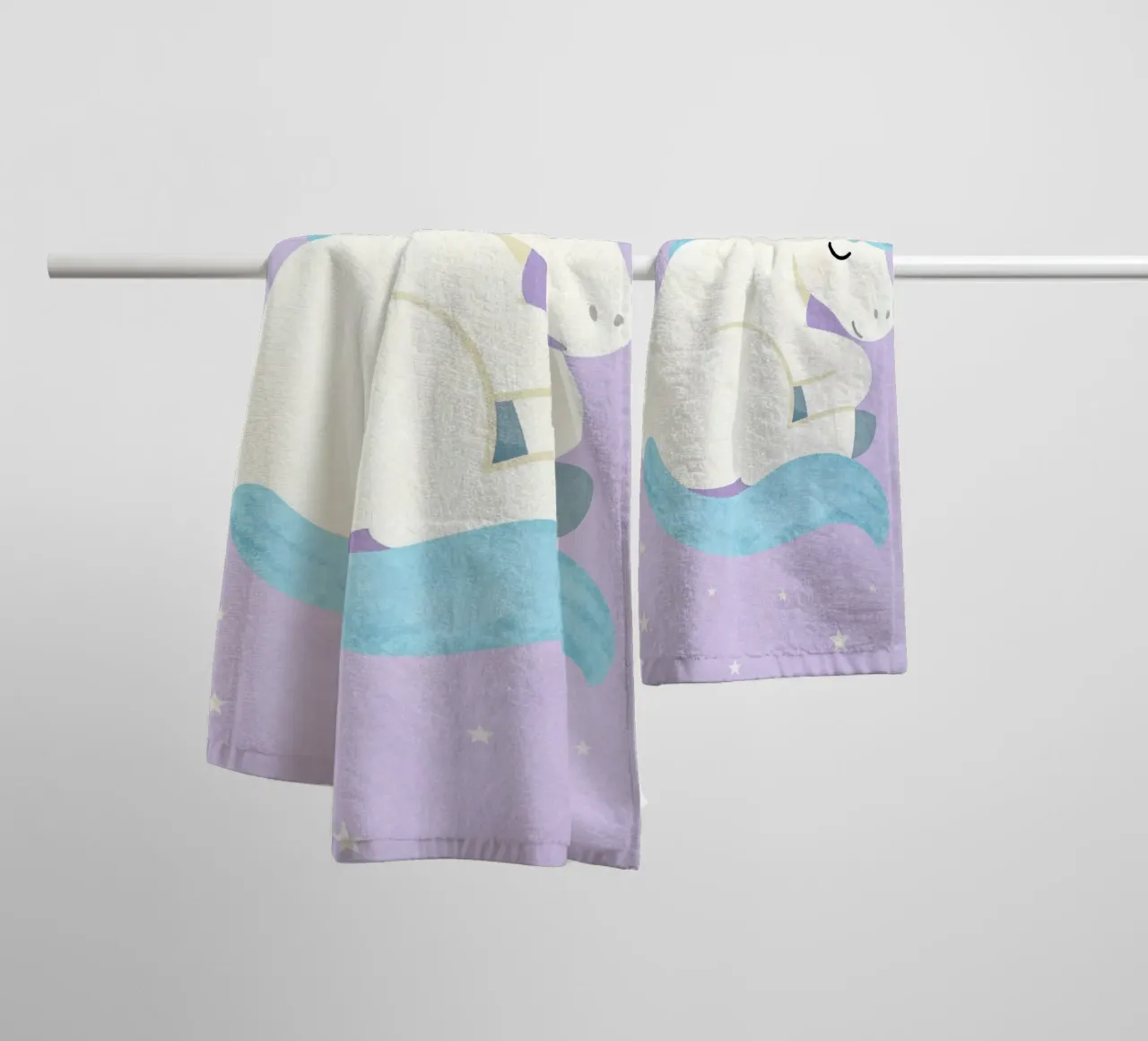 Sleeping Unicorn Under the Stars badhanddoek van EverLuvv Studio