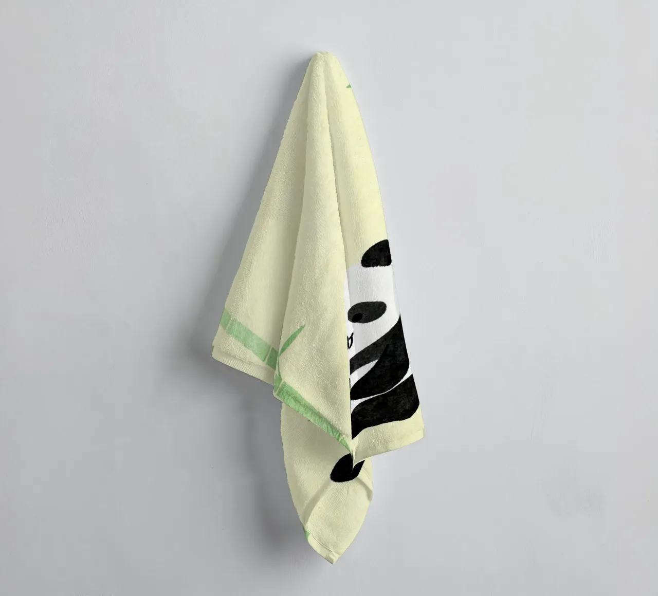 Panda with Bamboo asciugamano da bagno da EverLuvv Studio