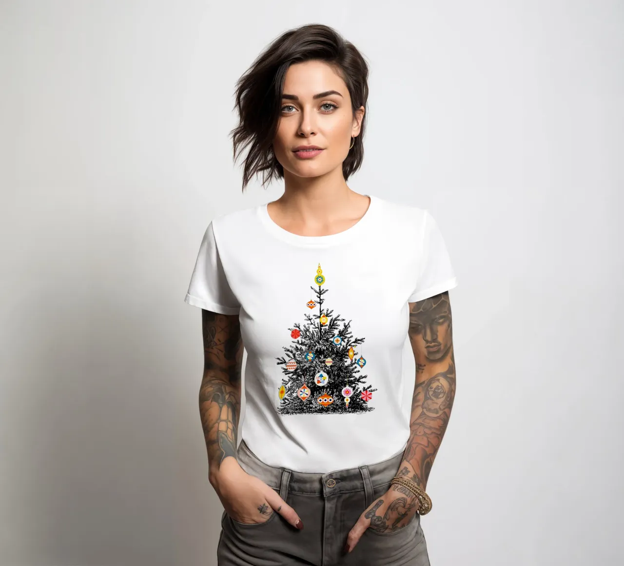Retro Christmas Tree With Colorful Ornaments t-shirt da donna da showmemars