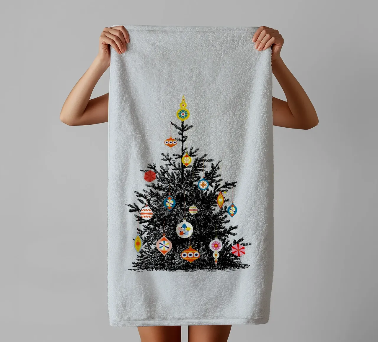 Retro Christmas Tree With Colorful Ornaments toalla de baño de showmemars