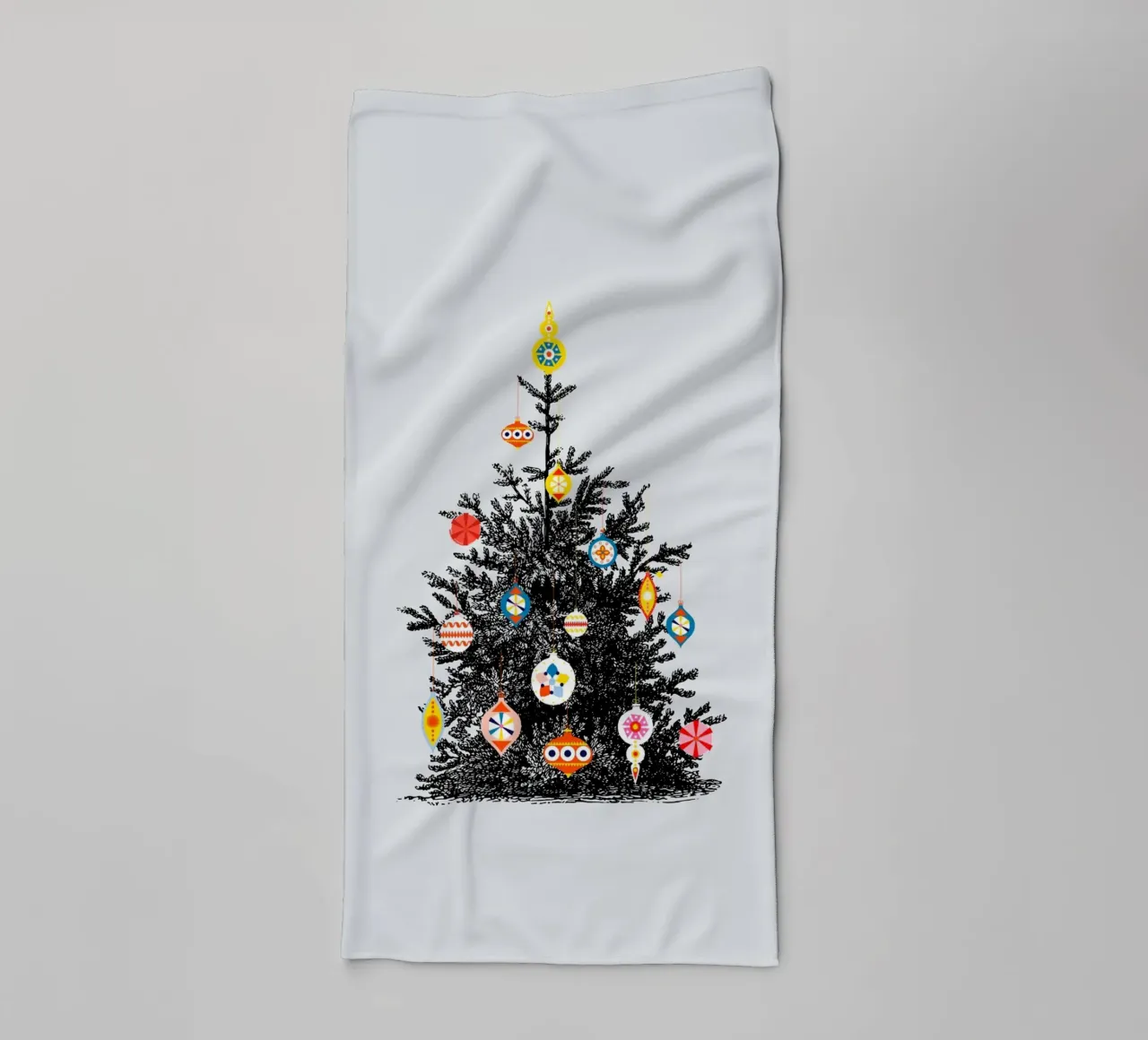 Retro Christmas Tree With Colorful Ornaments toalla de baño de showmemars
