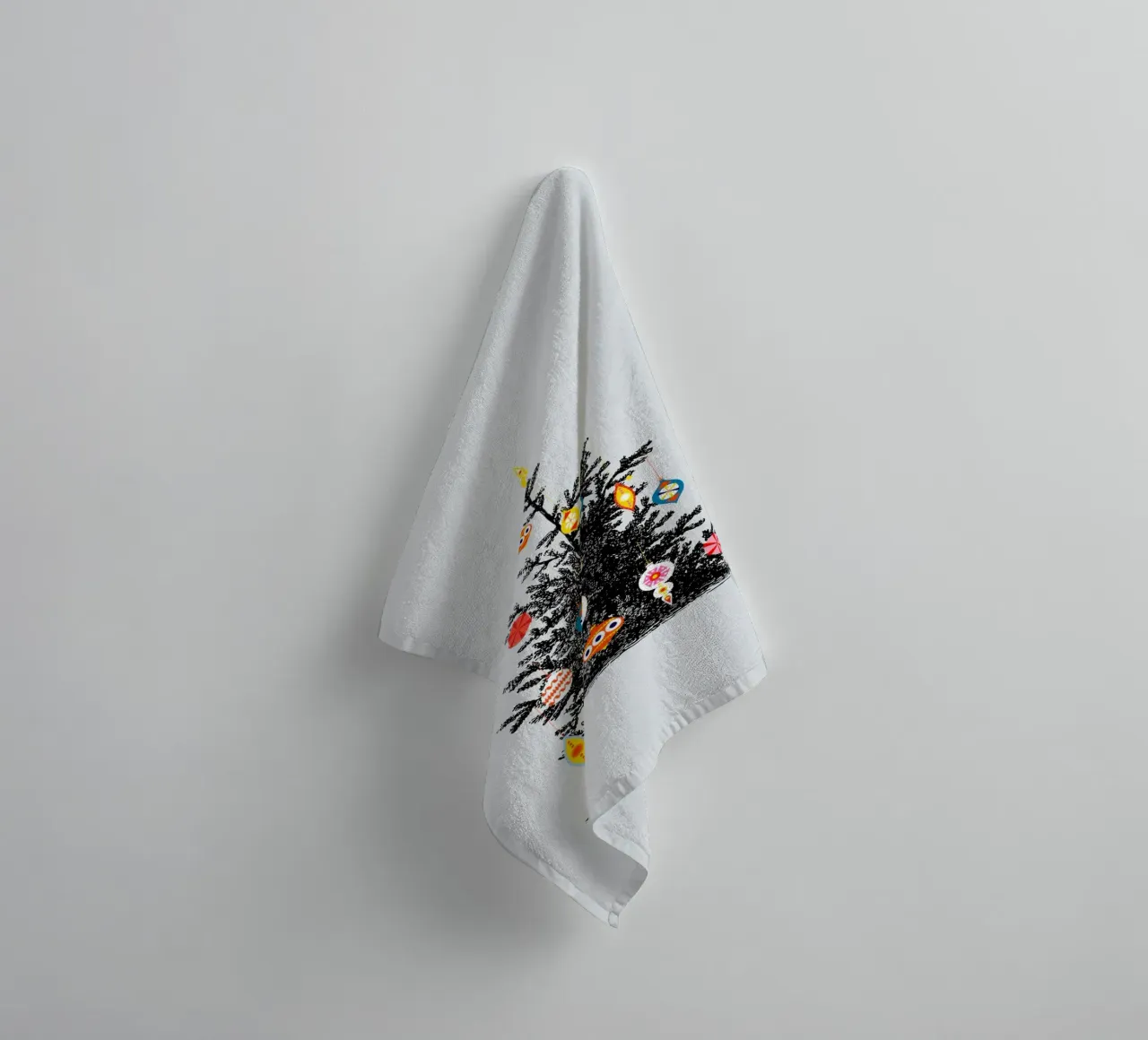 Retro Christmas Tree With Colorful Ornaments toalla de baño de showmemars
