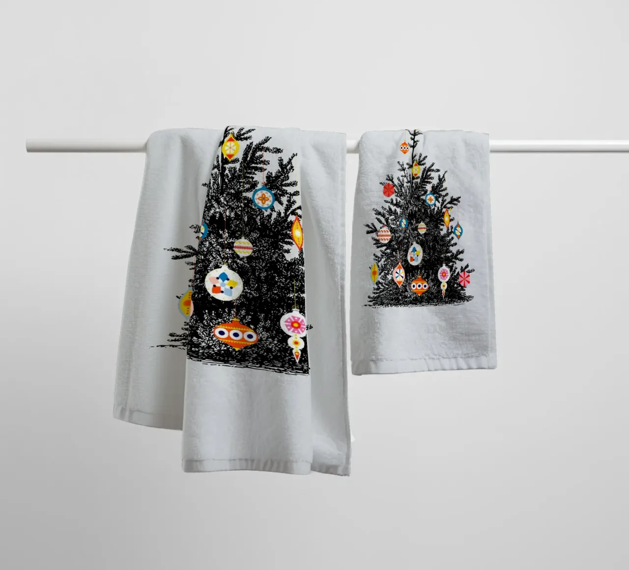 Retro Christmas Tree With Colorful Ornaments toalla de baño de showmemars