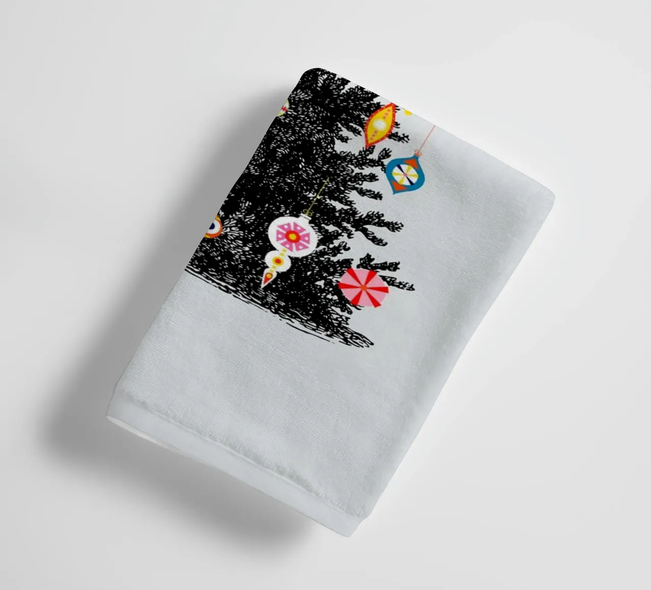 Retro Christmas Tree With Colorful Ornaments toalla de baño de showmemars