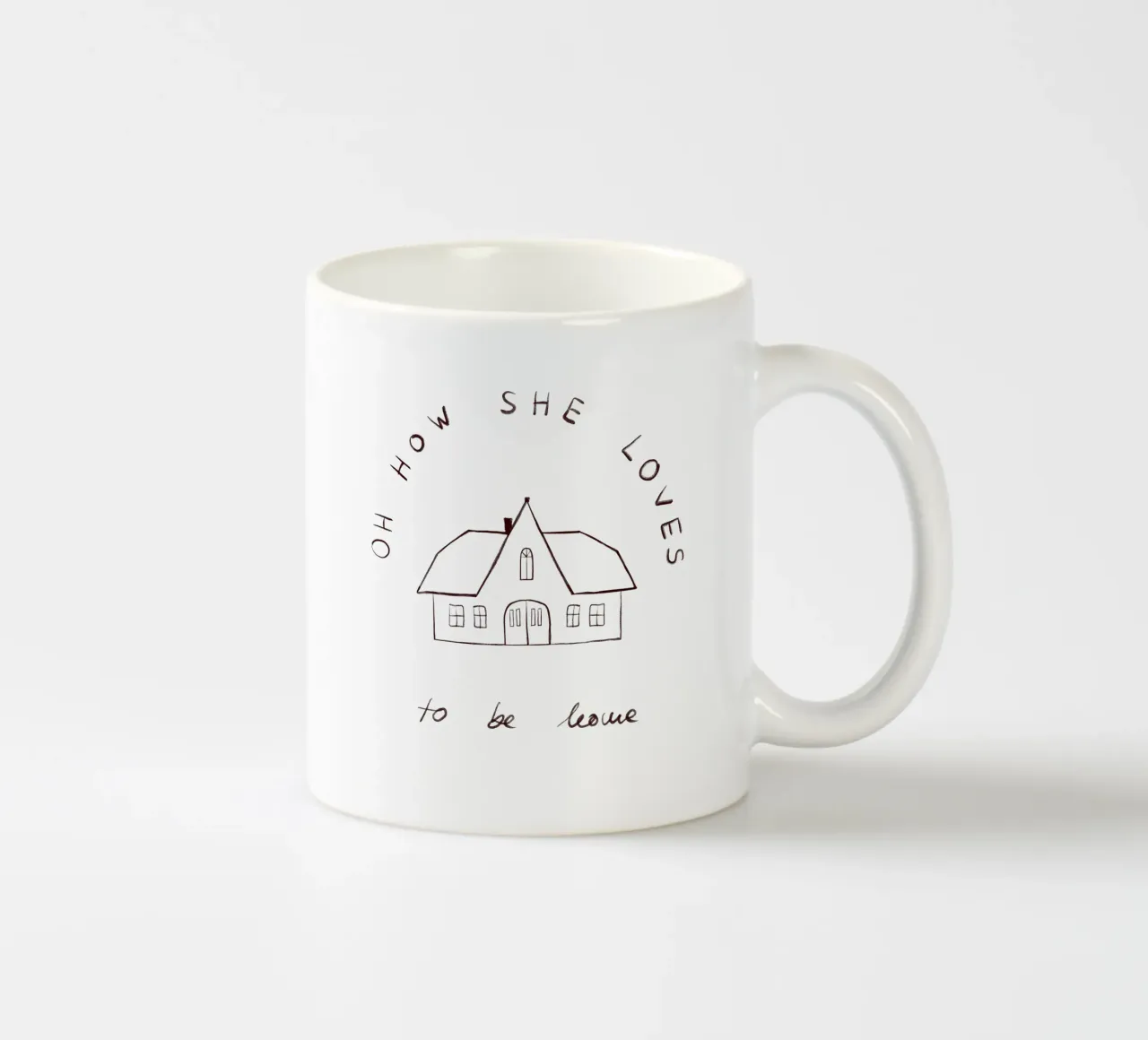 Oh how she loves to be home tazza in ceramica da Sophie Augustin Illustration