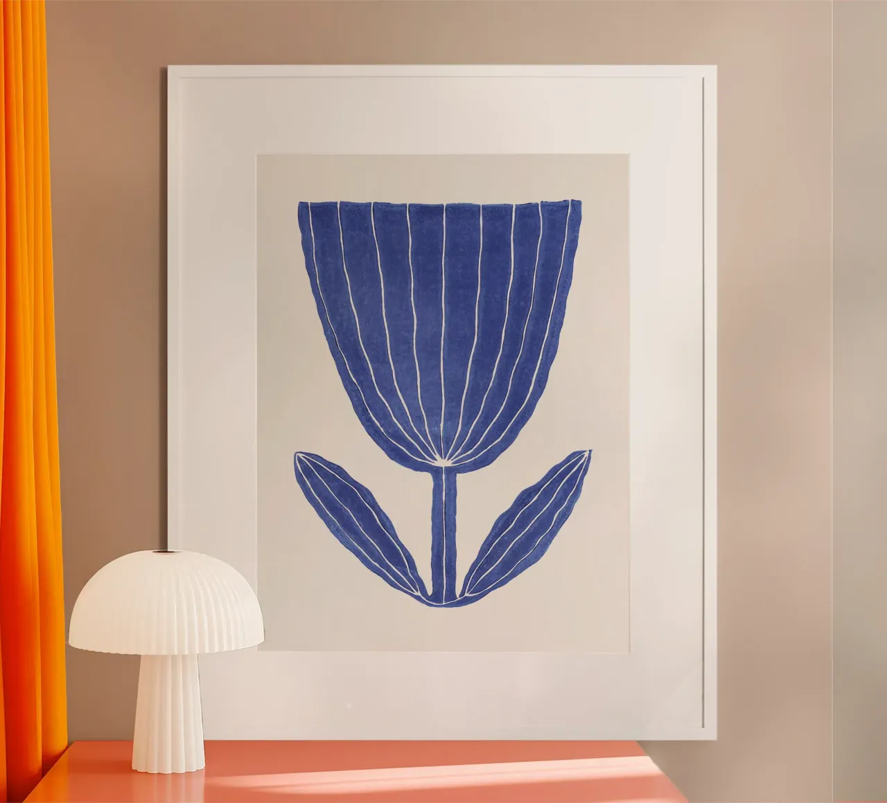 Alisa Galitsyna - Giant Tulip poster con telaio in legno da The Artcircle