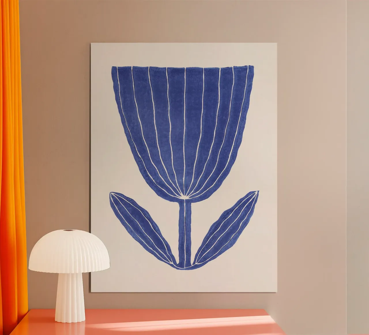 Alisa Galitsyna - Giant Tulip poster con telaio in legno da The Artcircle