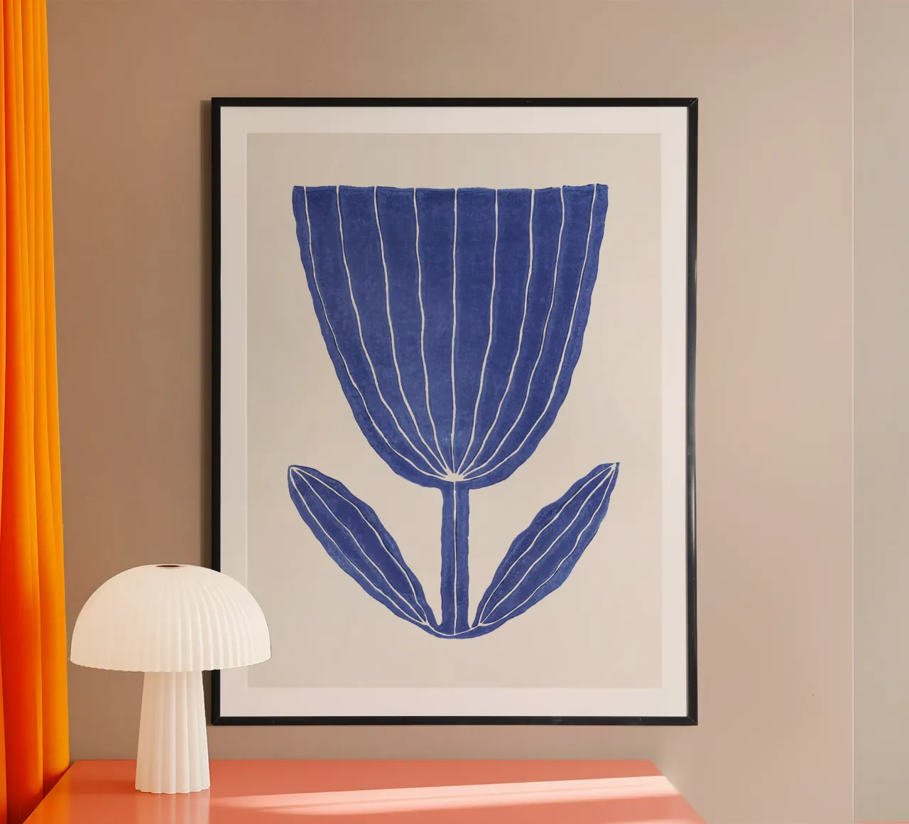 Alisa Galitsyna - Giant Tulip poster con telaio in legno da The Artcircle