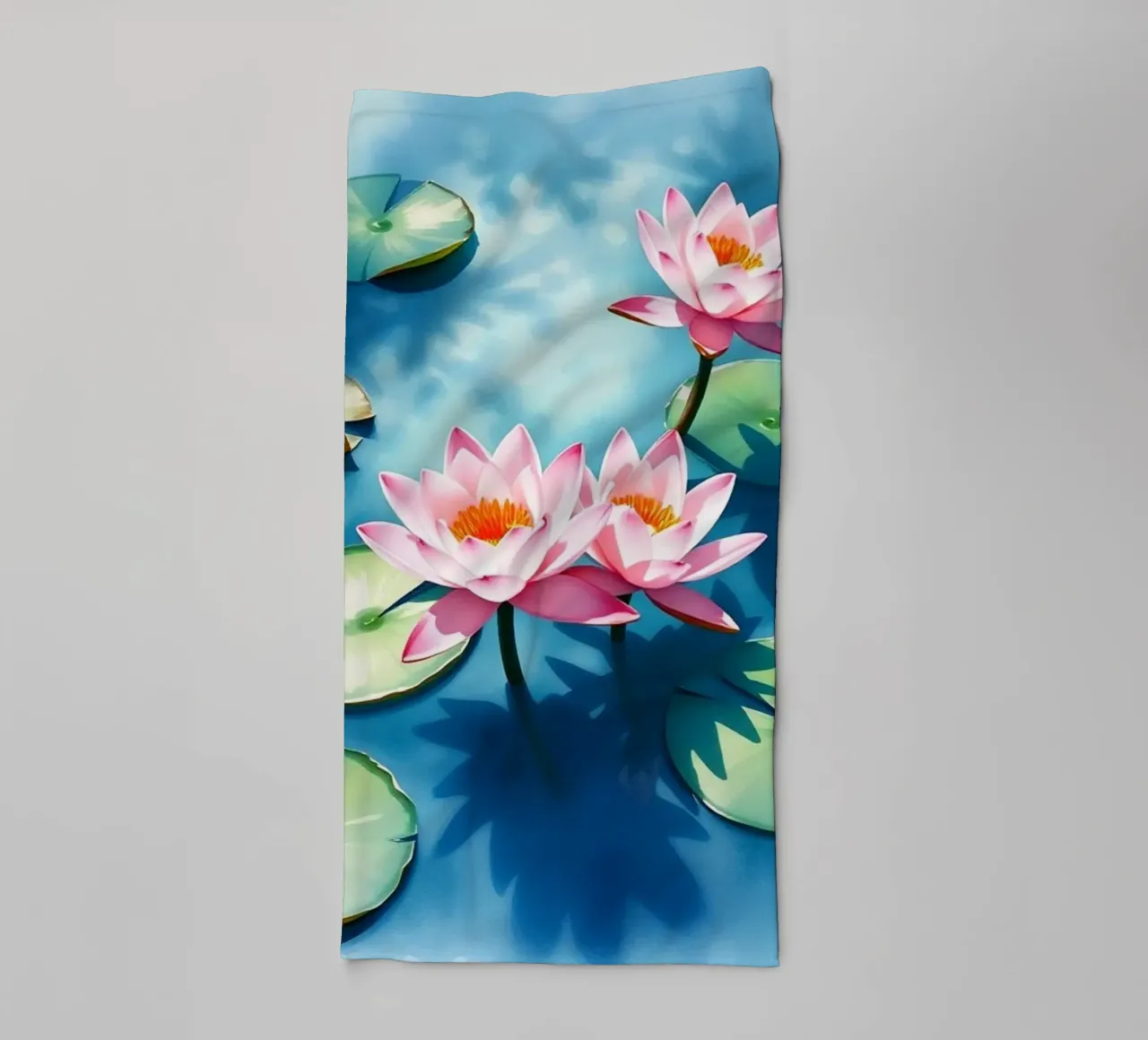 Serene ninfee rosa su uno stagno blu asciugamano da bagno da Artistic-shop