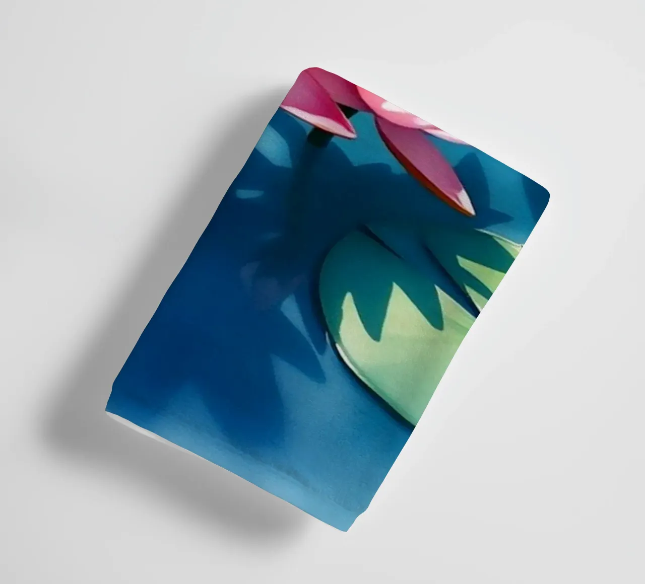 Serene ninfee rosa su uno stagno blu asciugamano da bagno da Artistic-shop