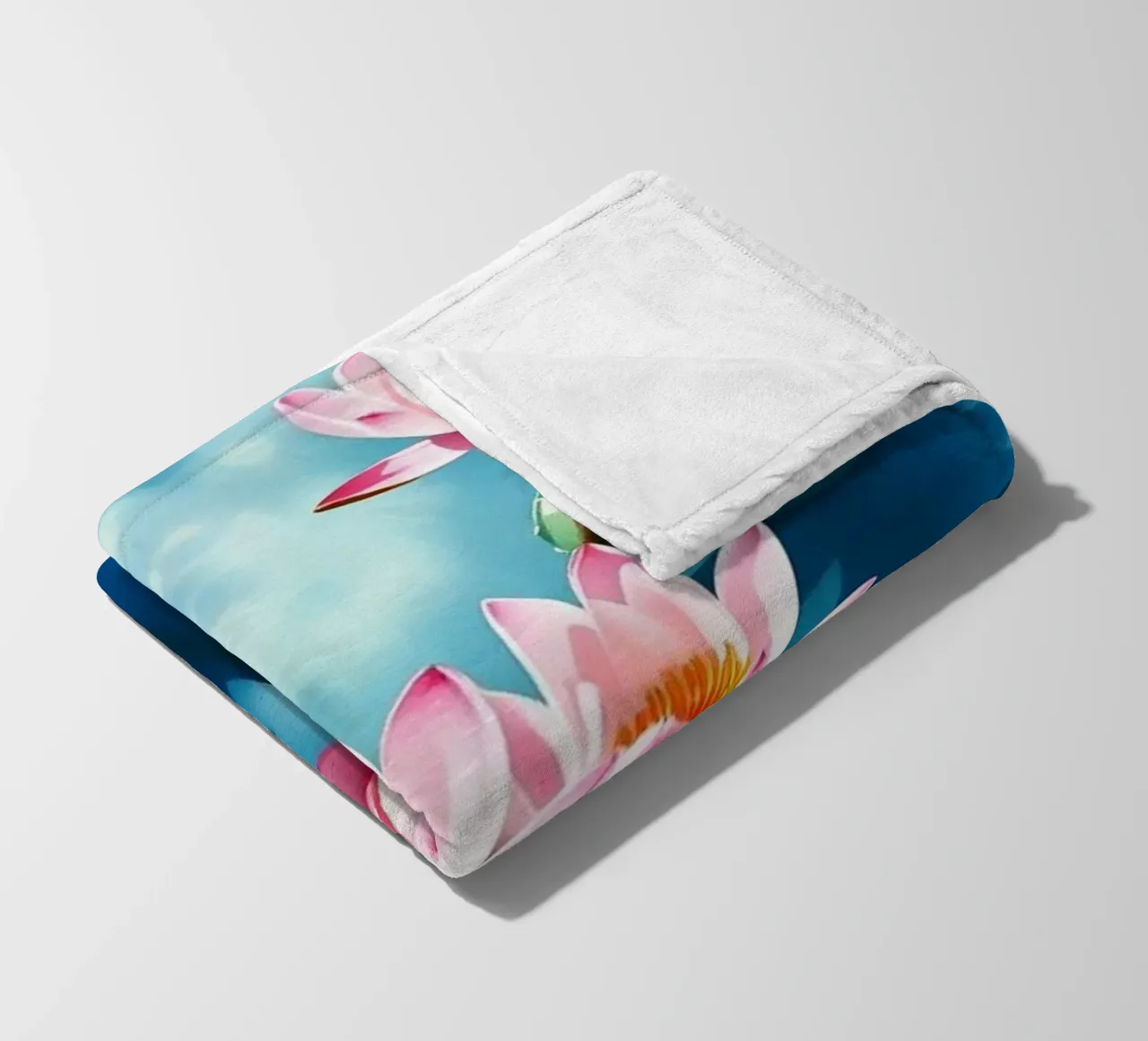 Serene ninfee rosa su uno stagno blu coperta in pile da Artistic-shop