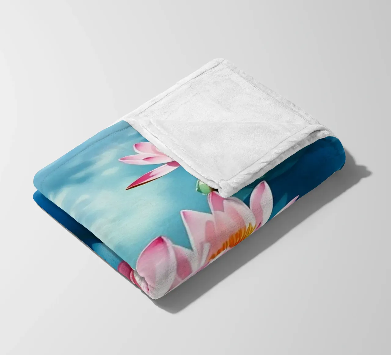 Serene ninfee rosa su uno stagno blu coperta in pile da Artistic-shop