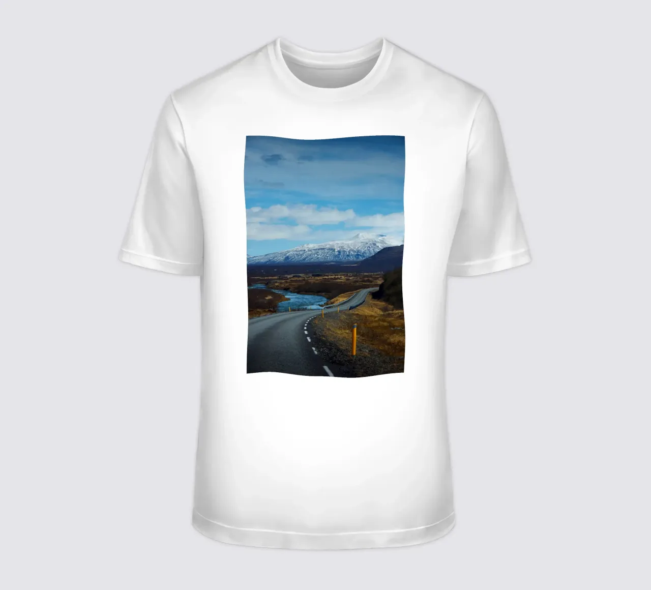 Strada e montagne innevate in Islanda t-shirt da Fjöllart