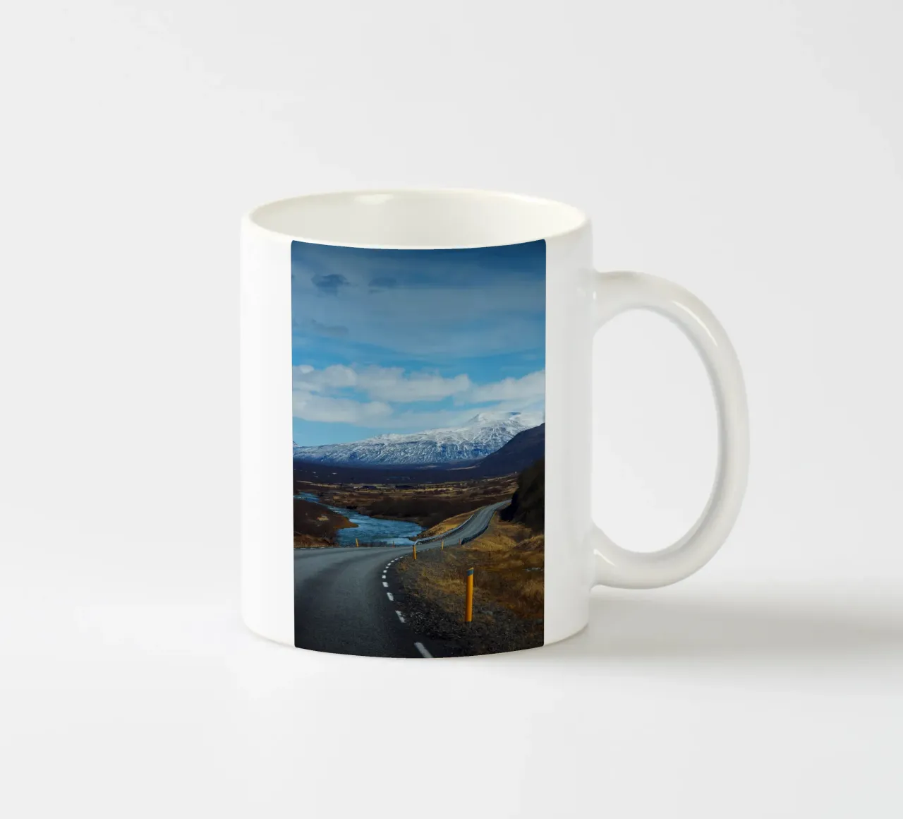 Strada e montagne innevate in Islanda tazza in ceramica da Fjöllart