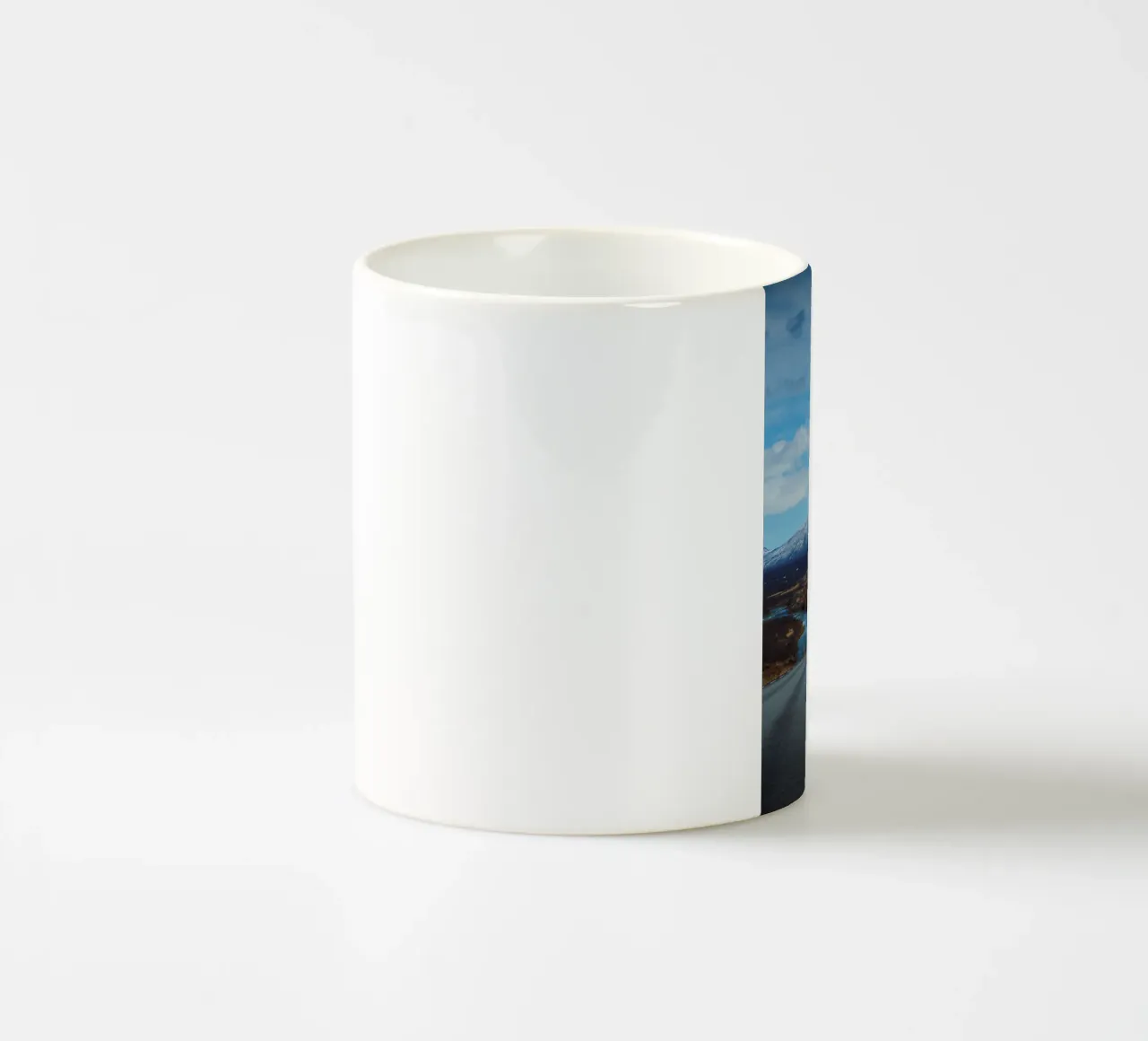 Strada e montagne innevate in Islanda tazza in ceramica da Fjöllart