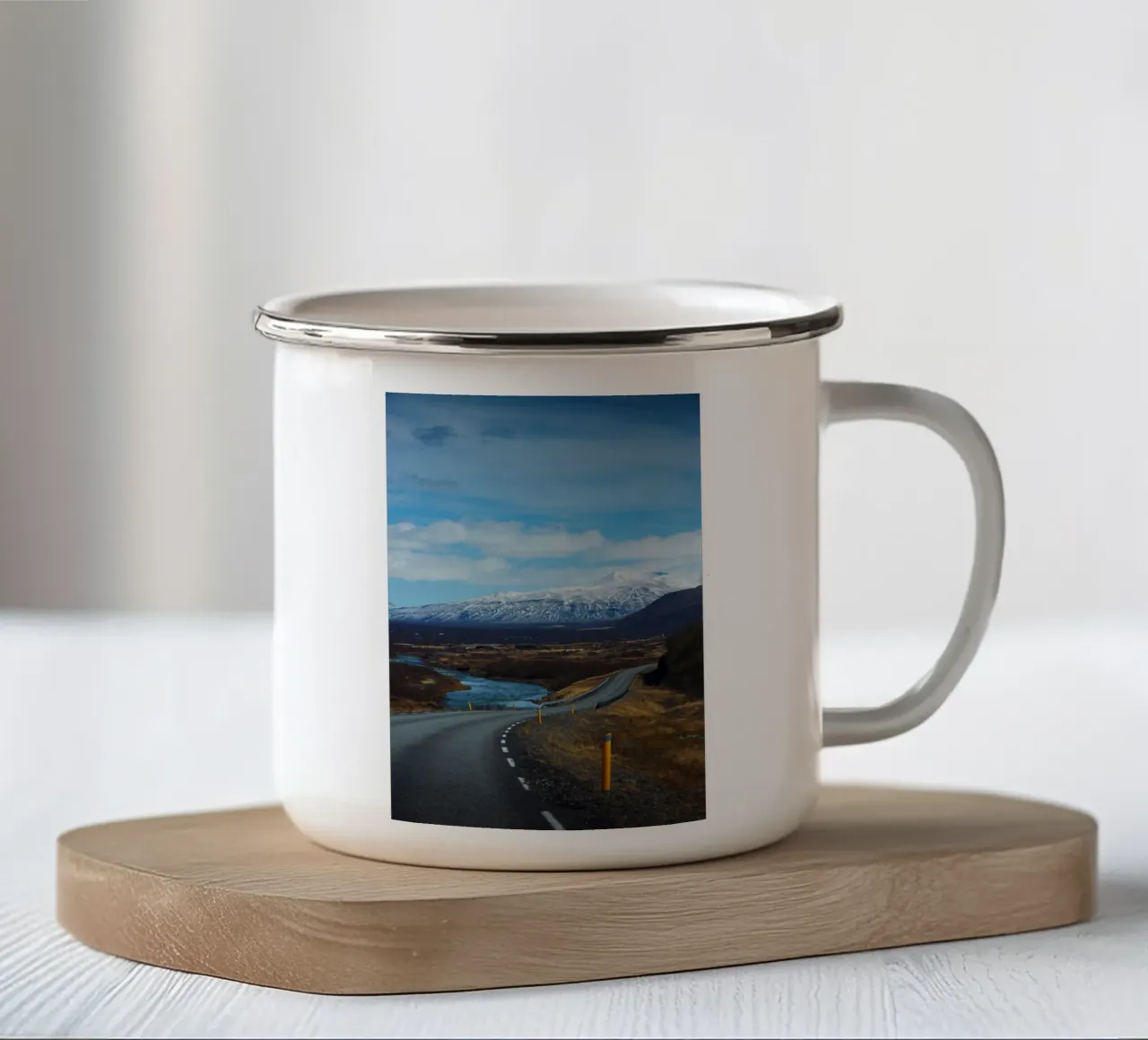 Strada e montagne innevate in Islanda tazza in smalto da Fjöllart