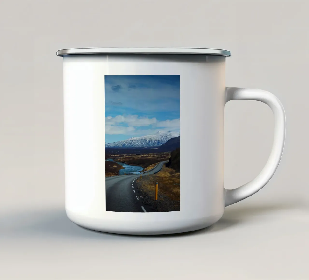 Strada e montagne innevate in Islanda tazza in smalto da Fjöllart